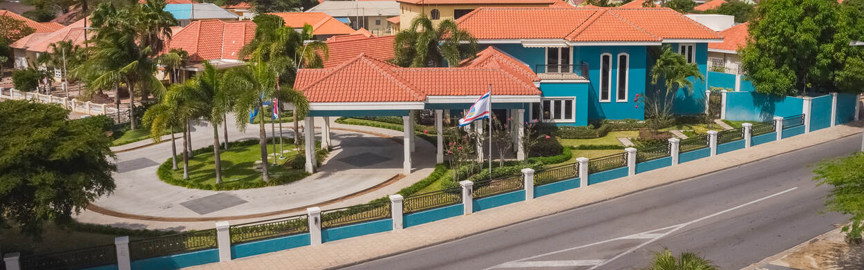 Drone foto van de voormalige ambtswoning van de Gouverneur van Aruba, genomen vanaf de straatkant