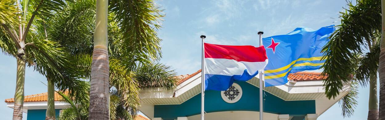 Nederlandse en Arubaanse vlag bij Ambtswoning Gouverneur van Aruba