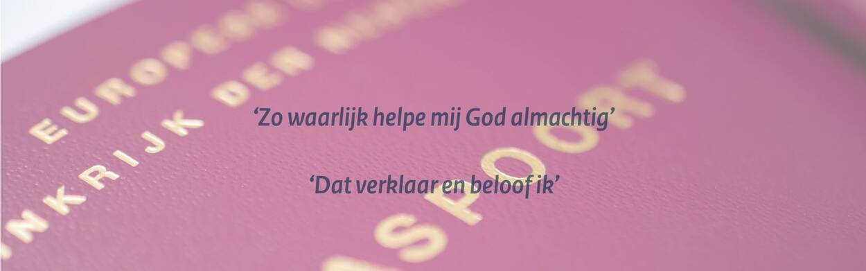 Foto van Nederlands paspoort met daarop de tekst die wordt uitgesproken bij de eed of belofte ter verkrijging van de Nederlandse nationaliteit: 'Zo waarlijk helpe mij God almachtig' en 'Dat verklaar en beloof ik'.